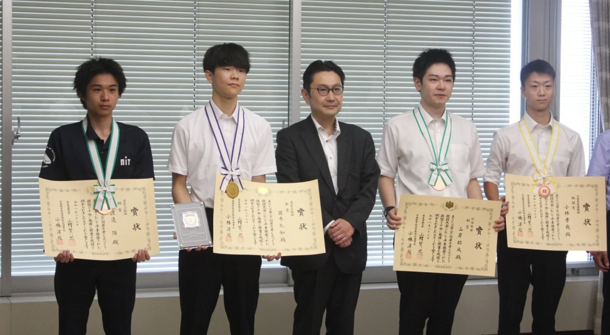複数受賞者と大人の集合写真