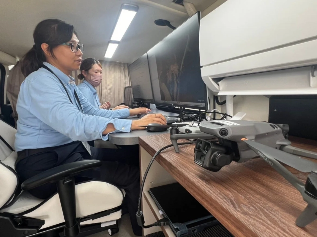 車内でドローン操作をする様子