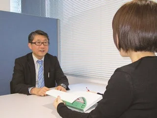 講師が生徒と面談する様子