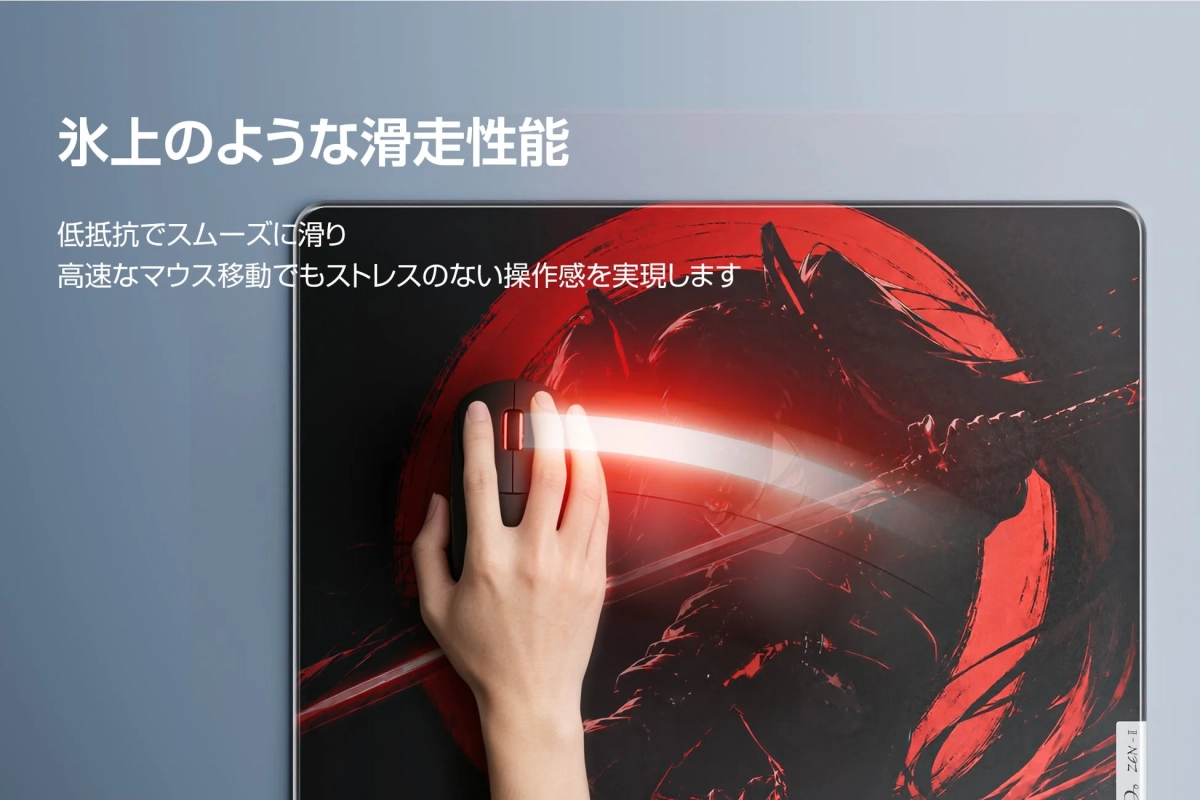 赤いグラフィックのマウスパッドと手元