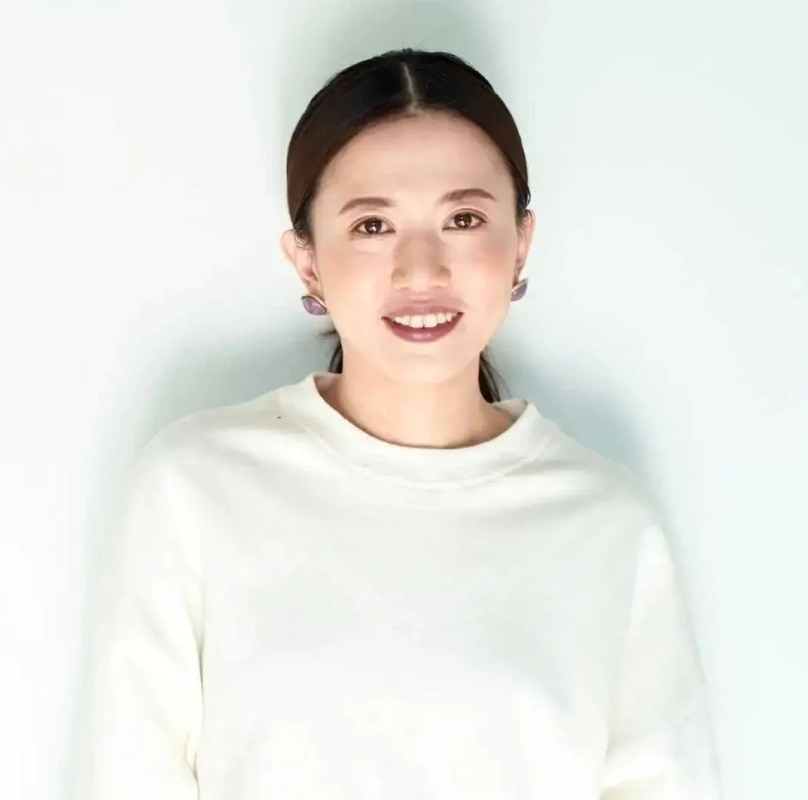 白い長袖トップスを着たアジア人女性のポートレート