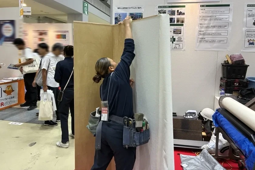 クロス施工を実演するメイ技能実習生