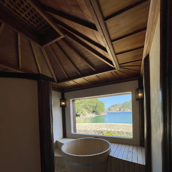 海を望む木桶風呂の浴室