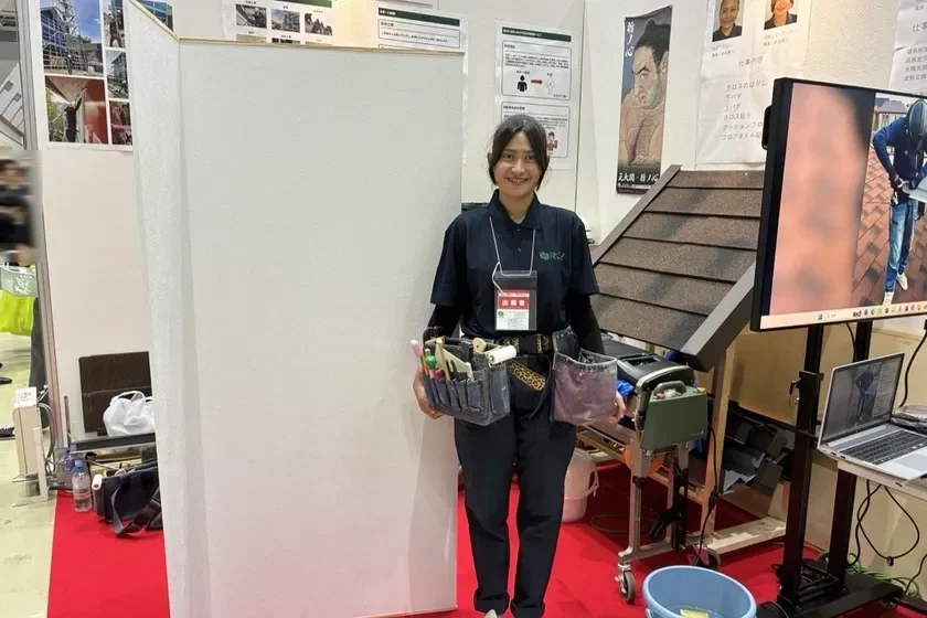 クロス施工の展示を終えたインディアニ技能実習生