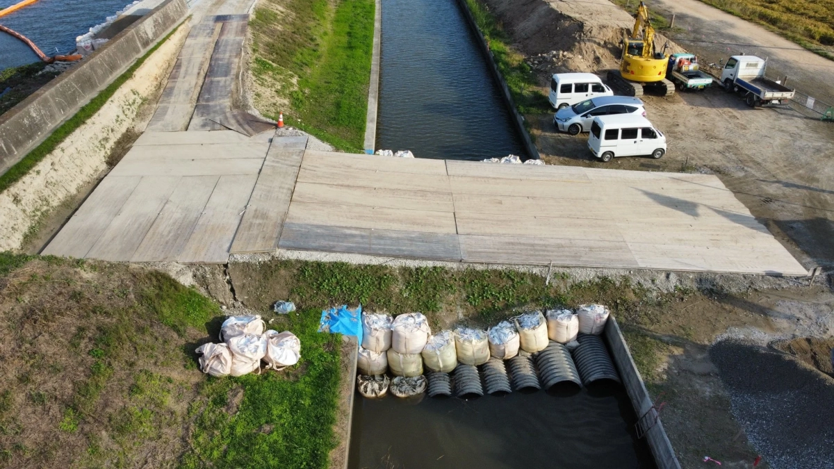 上空から見た仮設道路と建設現場