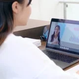 オンラインで学習する女性