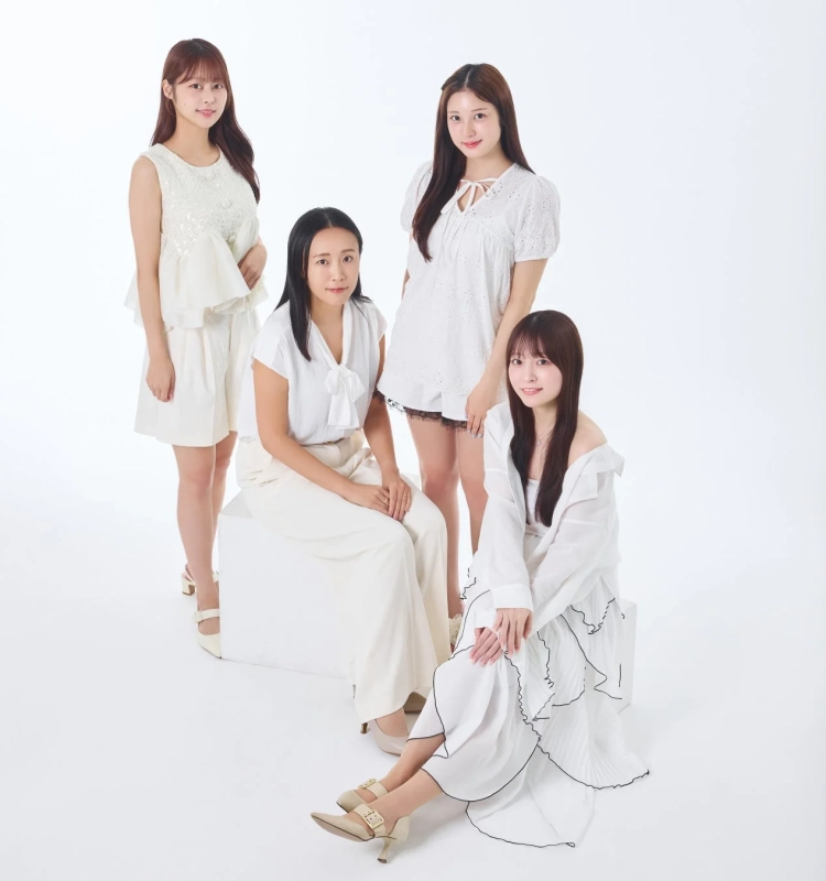 白い衣装の女性グループ