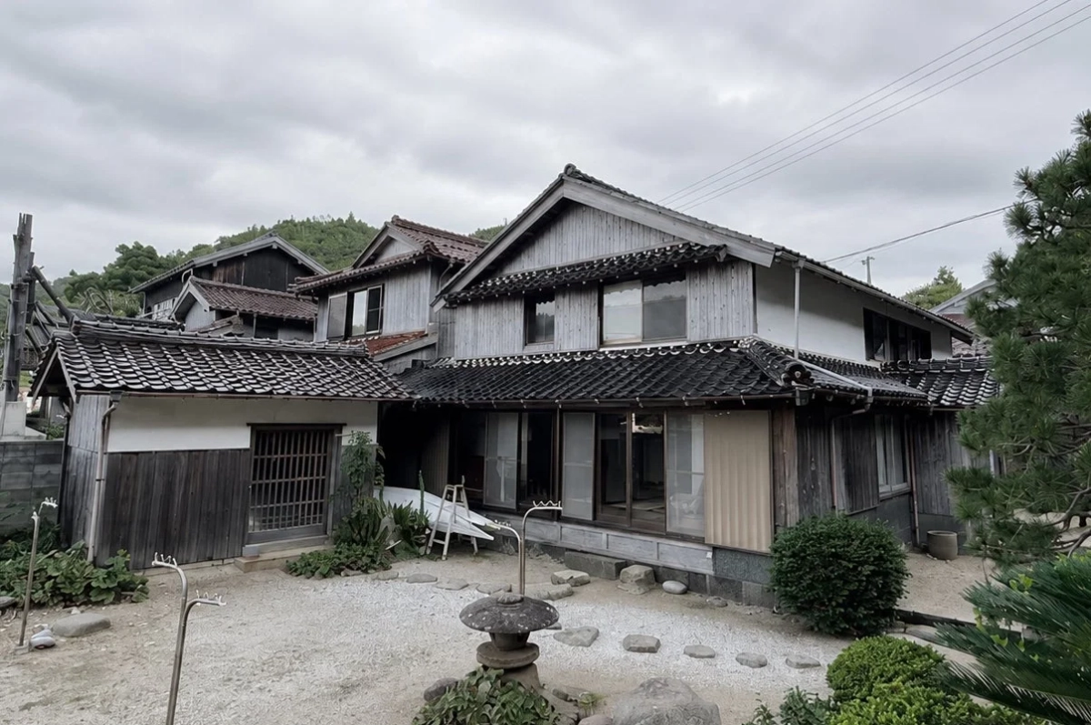 瓦屋根と木造の伝統的な日本家屋
