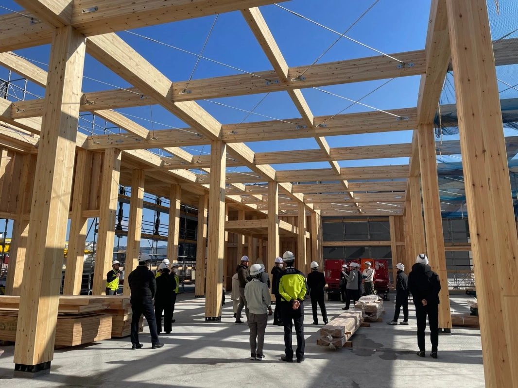 木材をふんだんに使った大規模な建築現場