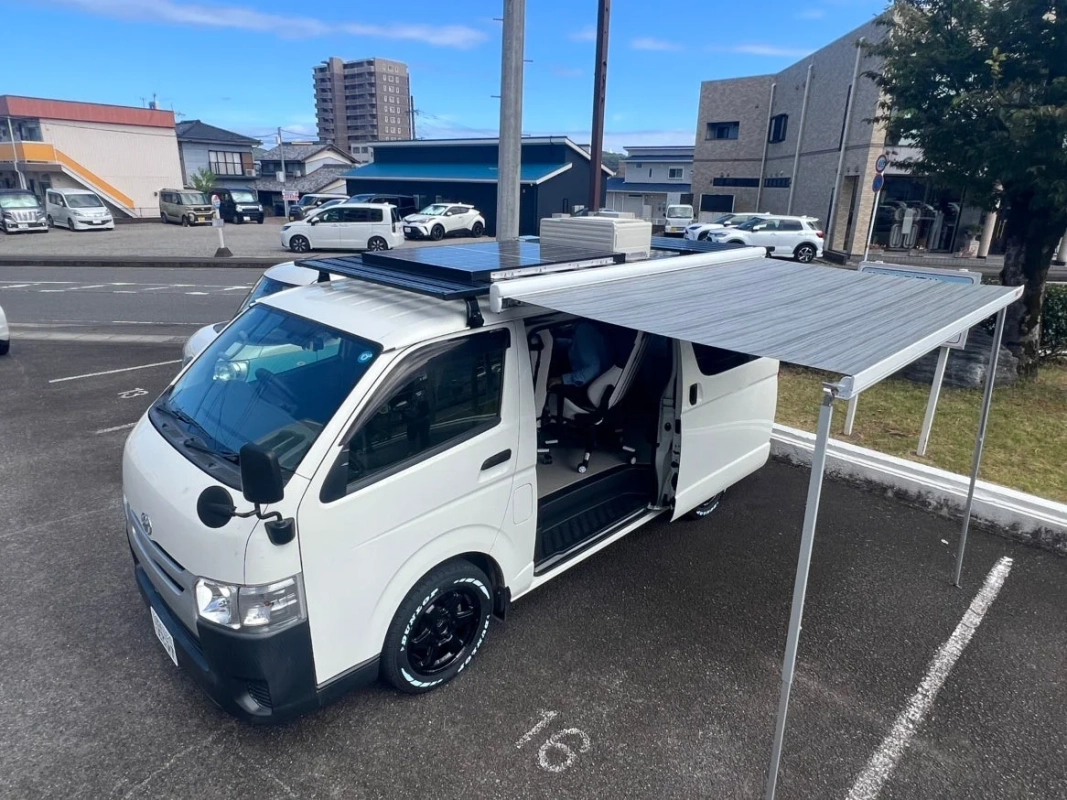 サイドオーニングを展開した車両