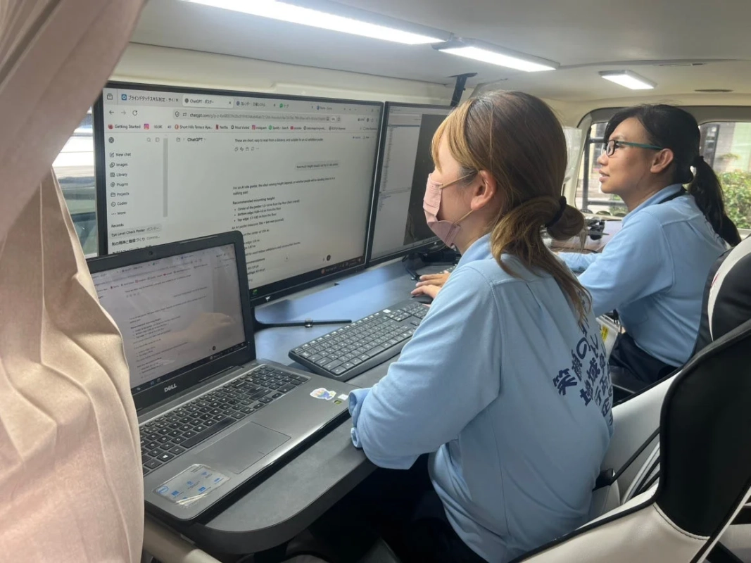 車内でPC作業をする様子