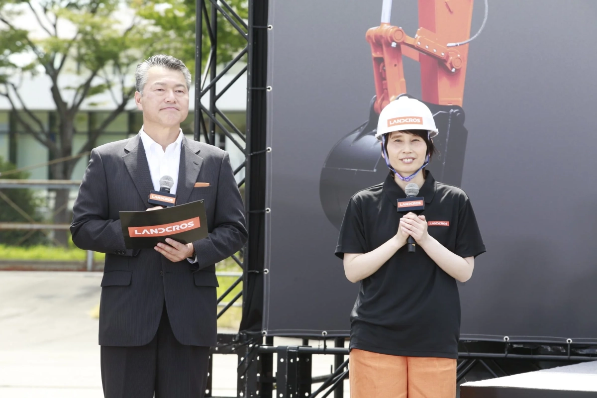 箕輪はるかさんと先崎社長がマイクを持って話す様子