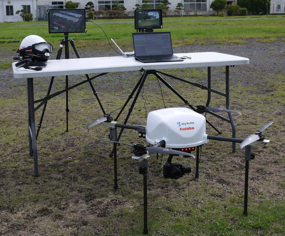屋外でドローンと操作機材の準備