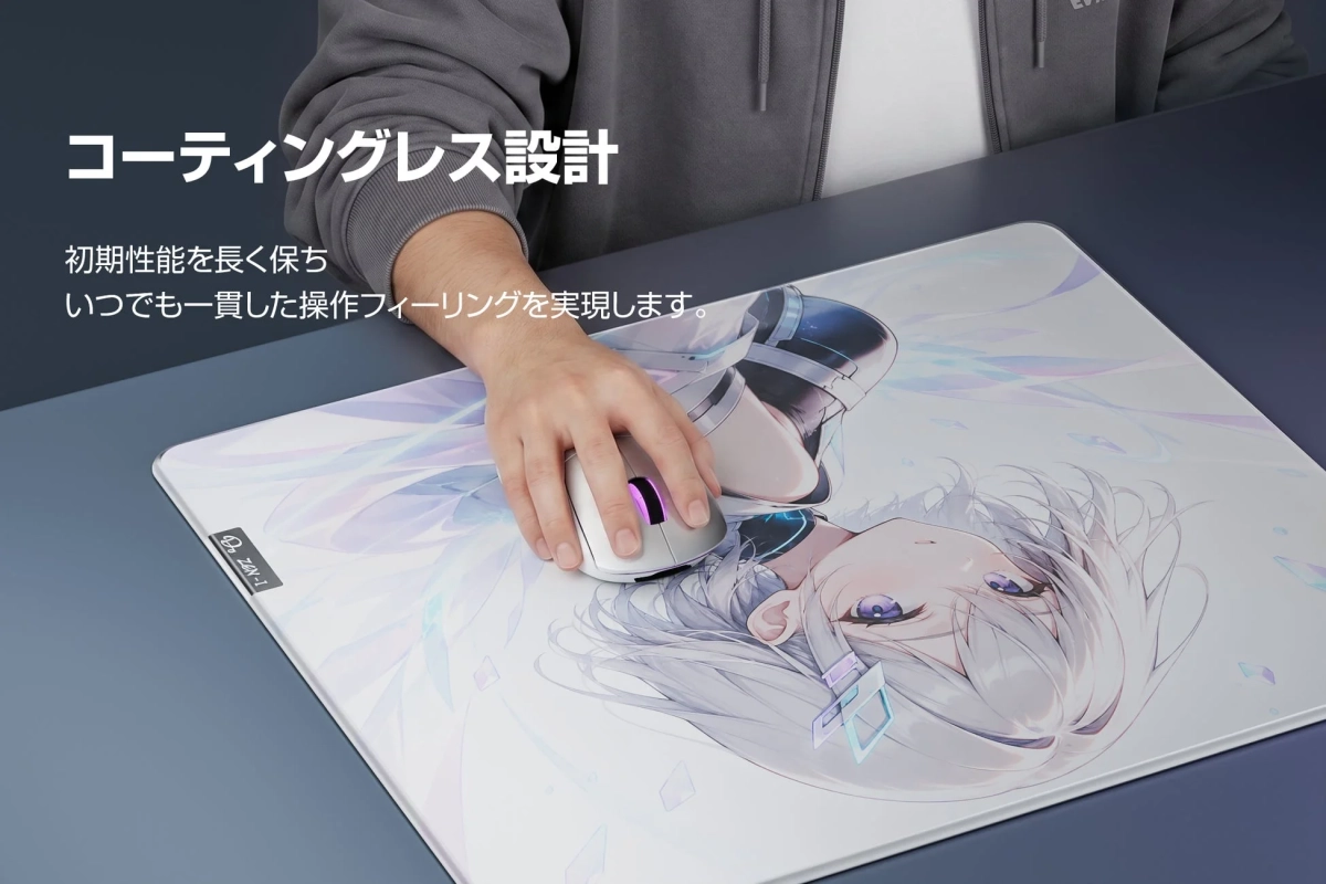 白いゲーミングマウスとアニメキャラクターのマウスパッド