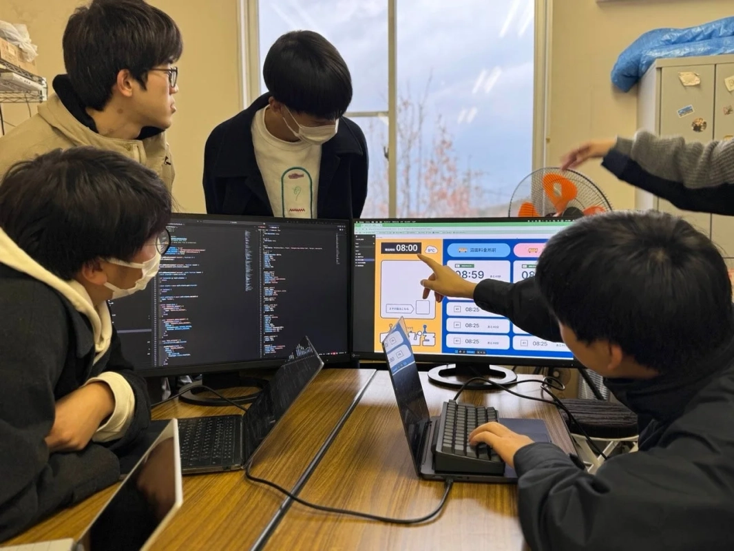 学生がプログラミングしている様子