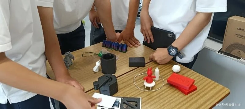 学生が3Dプリンターとオブジェクトで作業