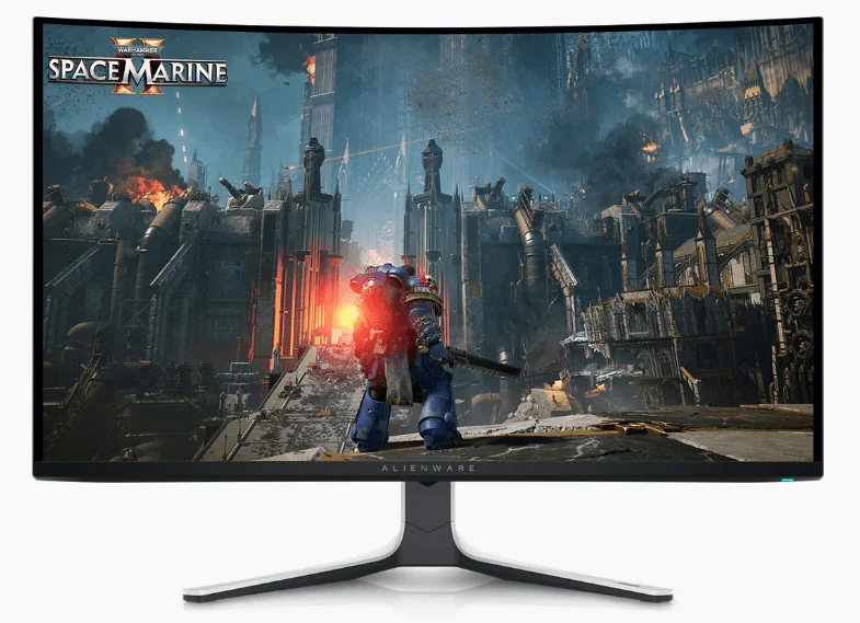 Alienwareの湾曲ゲーミングモニターに、SFアクションゲーム「Warhammer 40,000: Space Marine II」の迫力ある戦闘シーンが表示されている