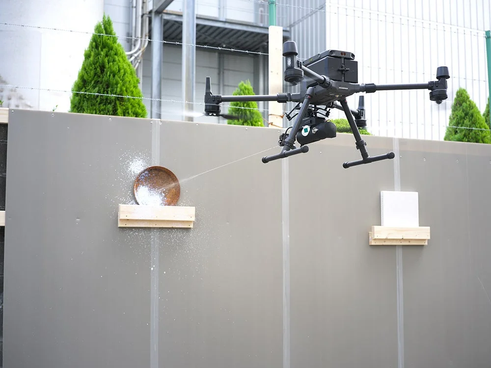 ドローンが壁に噴射