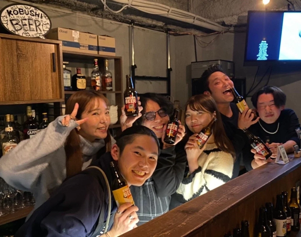 バーで楽しむ人々の様子