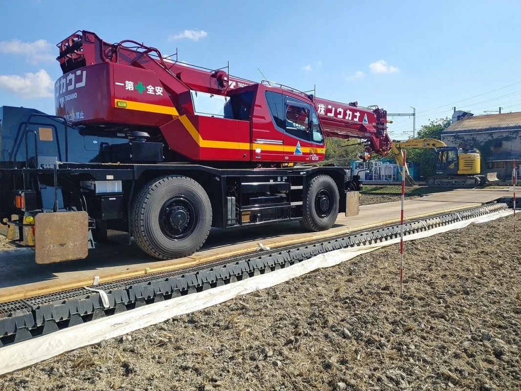 木製仮設道路を走行するクレーン車
