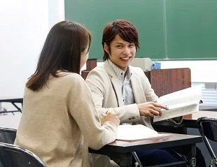 教室で学習する学生の様子