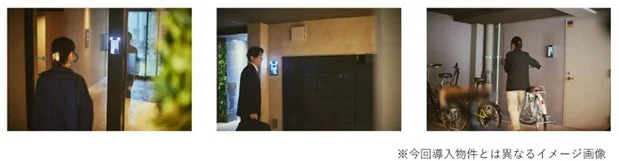 玄関で壁掛けのデバイスを操作する人々