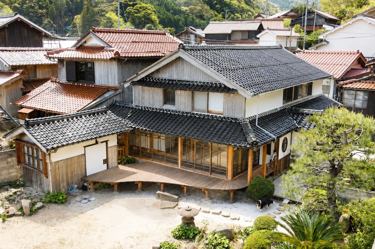 山を背景にした日本の伝統的な家屋の集落