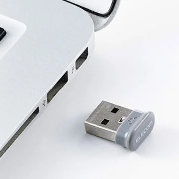 ラップトップのUSBポートに挿されたELECOM製小型USBドングル