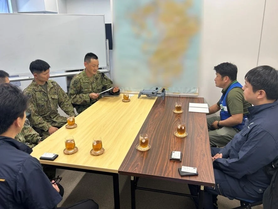 自衛隊との会議風景、テーブルにはドローンも