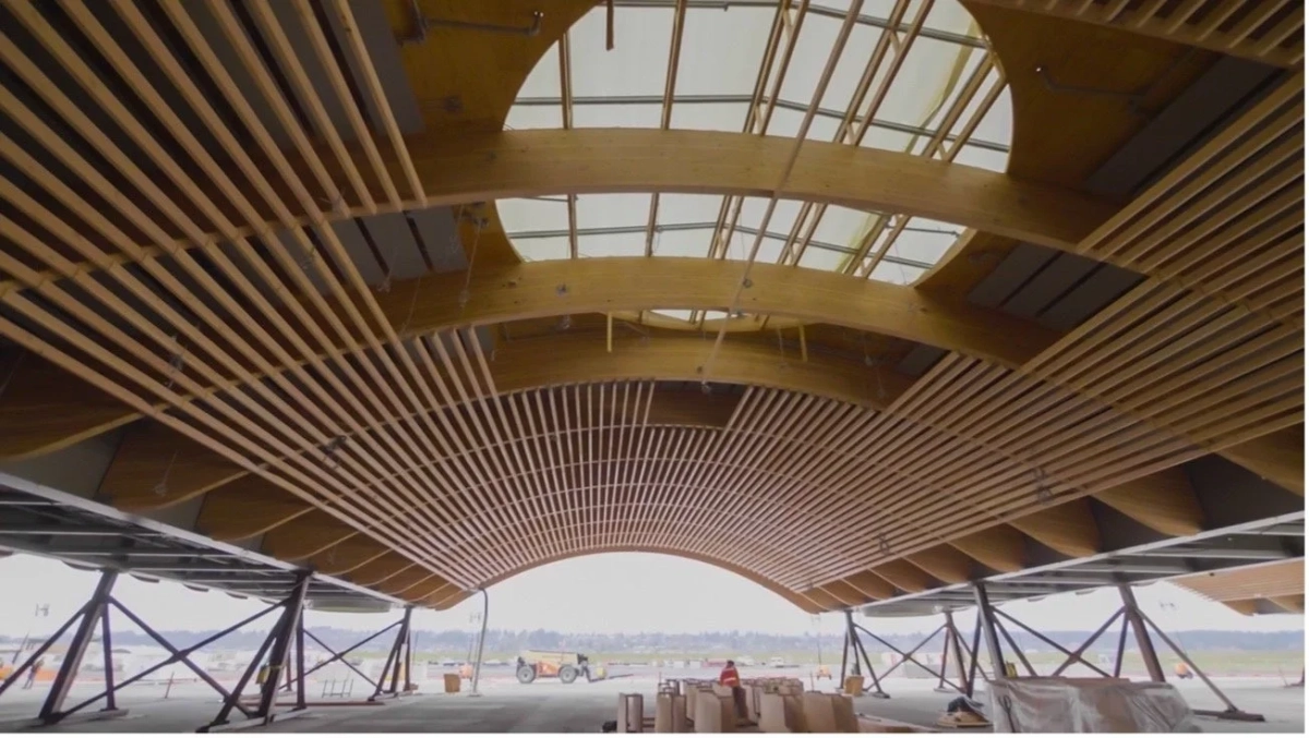 建設中のポートランド国際空港の天井