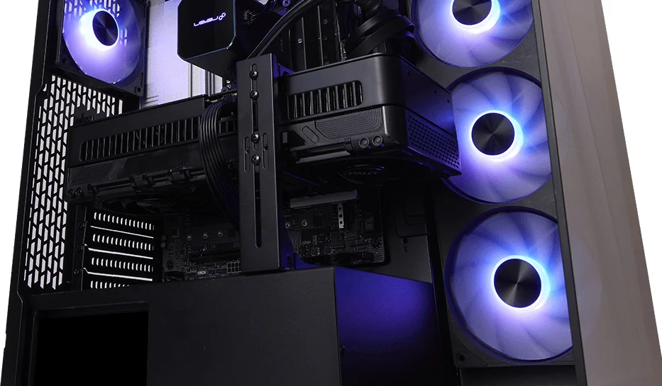 紫色のLED照明が輝く冷却ファンと高性能なグラフィックボードを搭載したゲーミングPCの内部構造