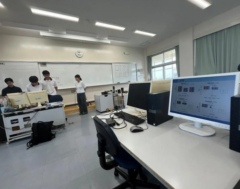 ホワイトボードとモニターがある教室での学習風景