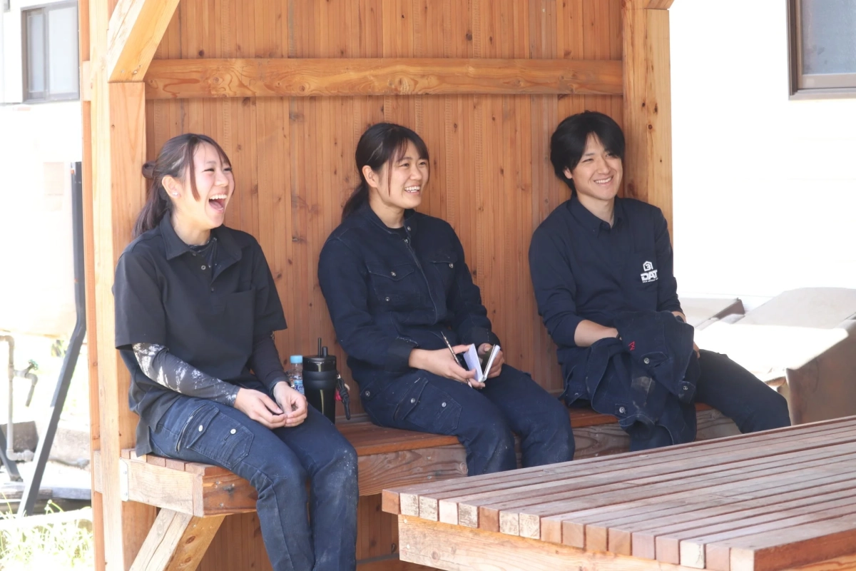 休憩中の若手職人たち
