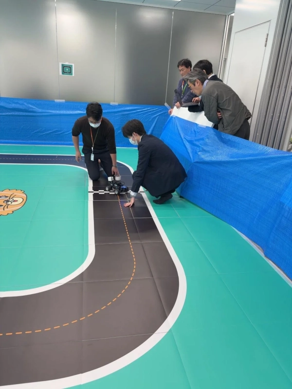 自動運転ロボットの調整風景