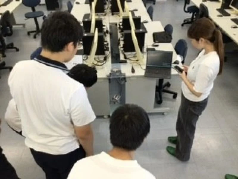 コンピュータ室での学習風景