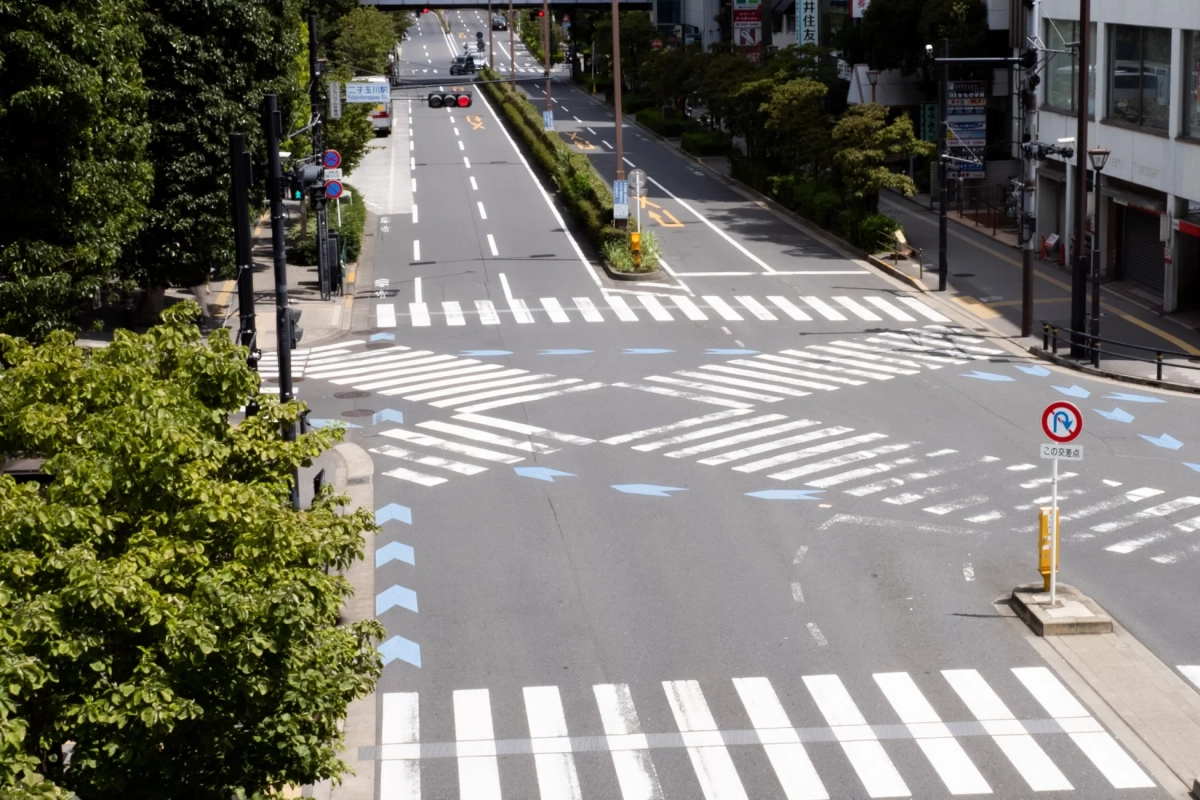 交差点の風景 - AIフィルタリングのイメージ