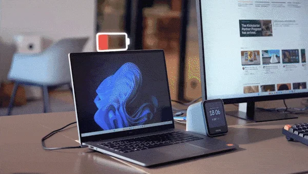 充電中のノートPCとSmartView Dock