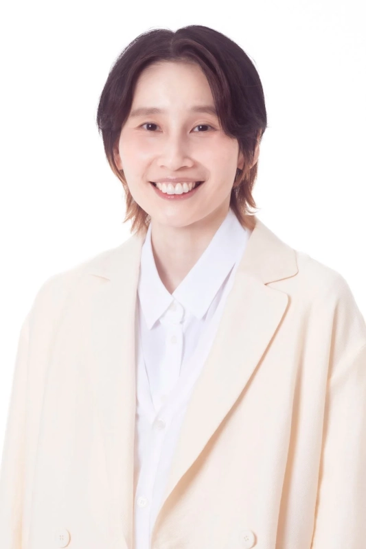 笑顔でカメラに正面を向くハリセンボン 箕輪はるかさん